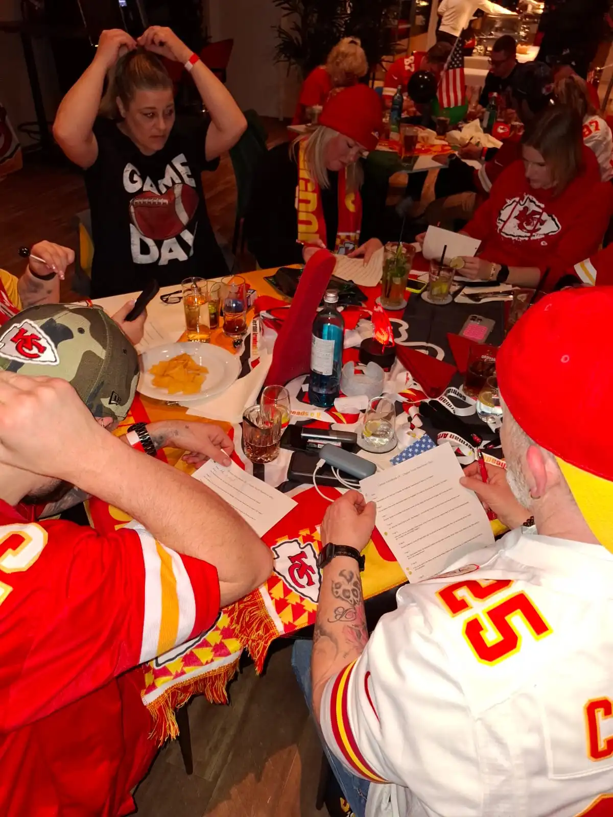 Super Bowl LIX Party in Nürnberg - German Arrowheads beim Quizzen.